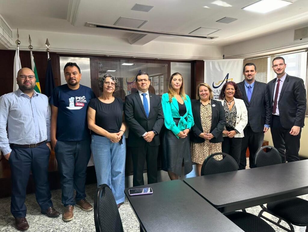 Visita da Fenaj e de Sindicatos dos Jornalistas à Anamatra, em 25 de abril, em Brasília: Thiago Tanji (SJSP), Alexandre Lino (Sindjornal) Solange Santana (SJSP), Valter Pugliesi (Anamatra), Luciana Conforti (Anamatra), Samira de Castro (Fenaj), Márcia Quintanilha (SJSP), Eduardo Viné (SJSP) e Ricardo Andreto (Norte do Paraná). © DIVULGAÇÃO