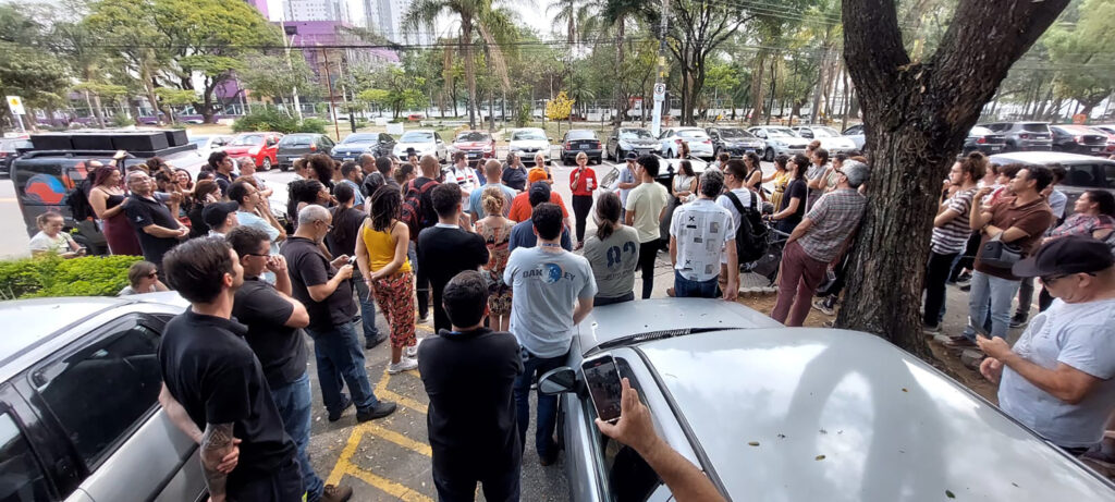 Trabalhadores
reúnem-se em
assembleia
na porta da
RTV Cultura,
em 6 de setembro,
para discutir os
rumos de seu
movimento