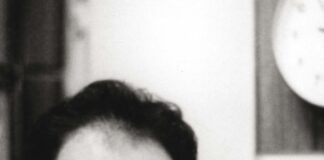 O MANIFESTO “EM NOME DA VERDADE” Fotografia provavelmente tirada no estúdio da Rádio BBC de Londres, entre 1966 e 1968. Acervo Ivo Herzog – Instituto Vladimir Herzog © INSTITUTO VLADIMIR HERZOG